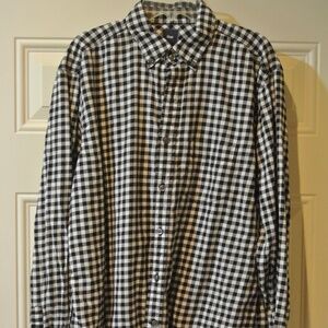MENS MEDIUM GAP BLACK AND WHITE PLAID BUTTON DOWN SHIRT